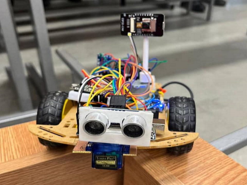 FOTO Robot înzestrat cu inteligență artificială. Creația a trei studenți din Moldova, sub îndrumarea profesorului lor 