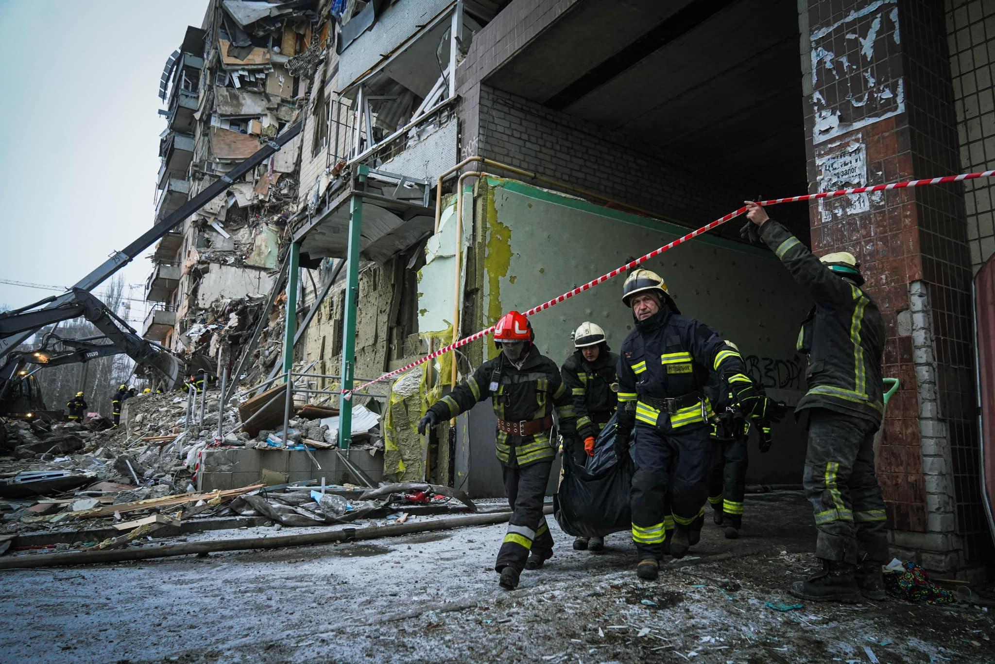 (ФОТО) В Днепре число жертв ракетного удара по жилому дому увеличилось до 35. Разбор завалов и поиски выживших продолжаются