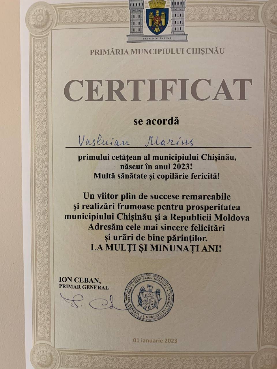 FOTO Primul cetățean al municipiului Chișinău, născut în 2023. Familia copilului s-a ales cu daruri 