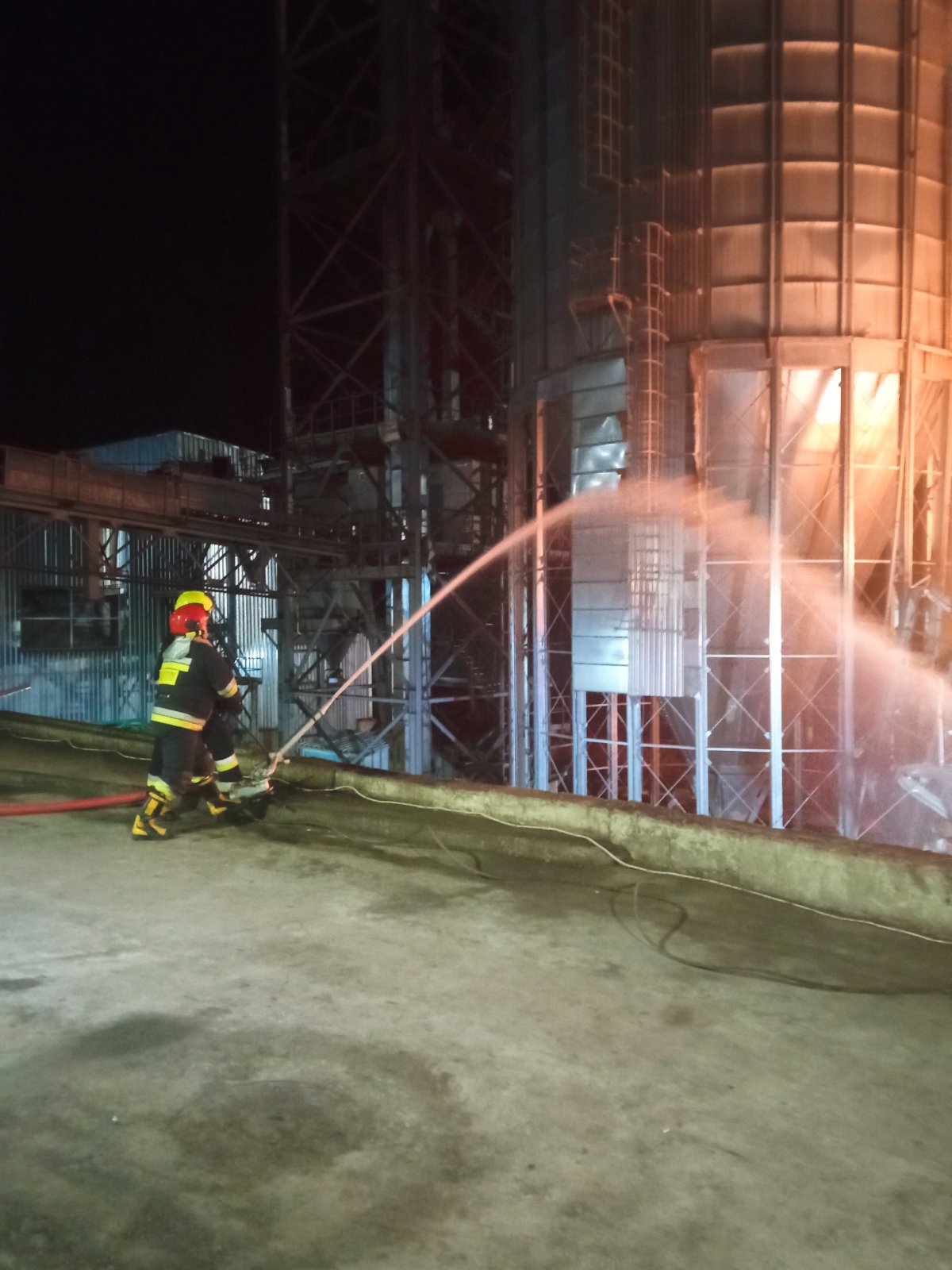 FOTO/VIDEO Pompierii au localizat flăcările la cel de-al doilea rezervor din Portul Giurgiulești. Precizările Trans-Oil