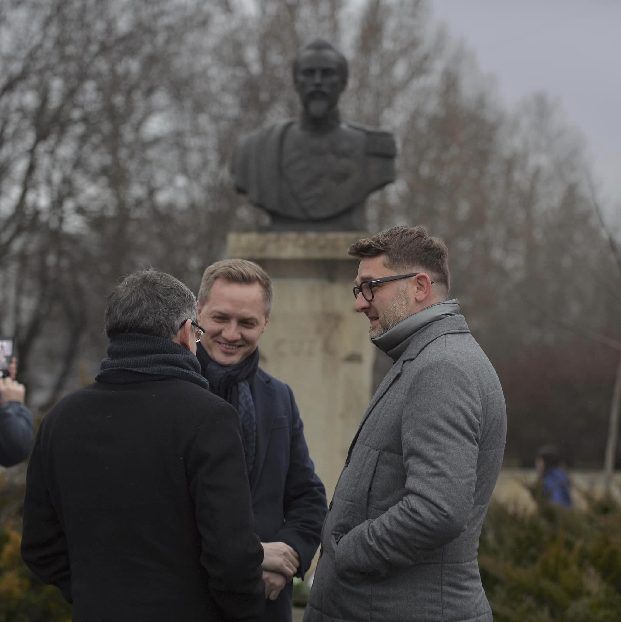 (ФОТО) В честь годовщины Малой Унири Гросу вместе с послом и генсеком Румынии возложили цветы к памятнику А. Кузы