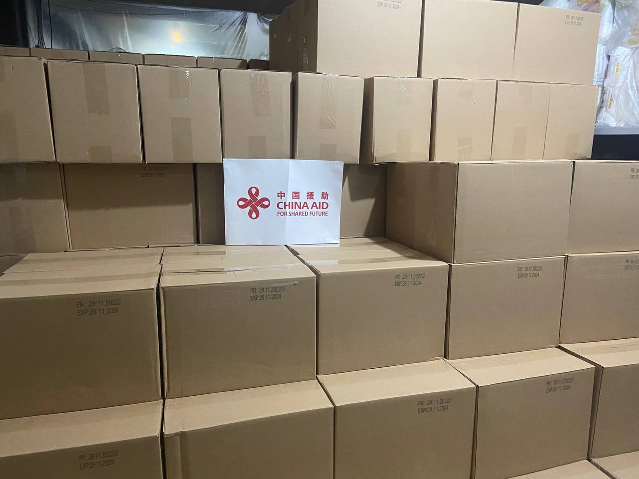 FOTO China a oferit refugiaților din Chișinău produse în valoare de circa 200 mii EUR