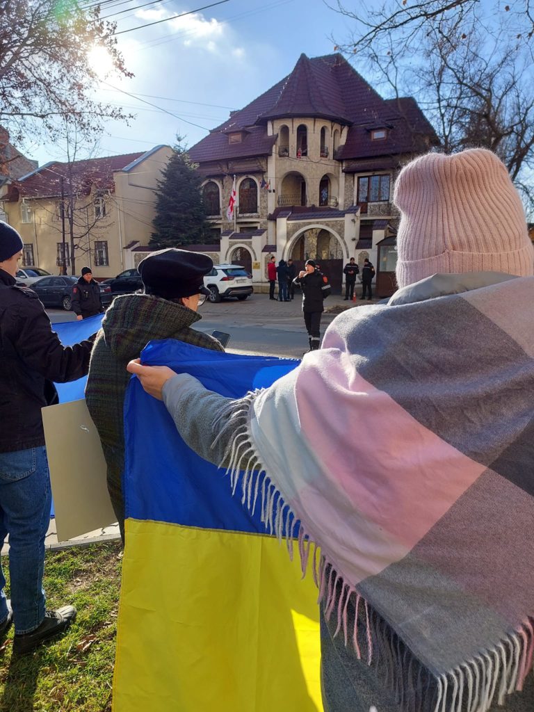 (FOTO) Moldovenii, îngrijorați pentru viața lui Mihail Saakașvili: Un grup de manifestanți a protestat în fața Ambasadei Georgiei de la Chișinău
