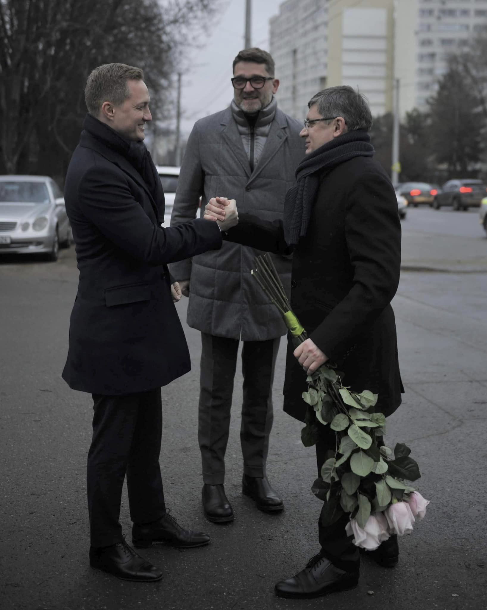 (FOTO) Depuneri de flori la Chișinău de „Mica Unire”. Grosu a fost însoțit de secretarul de stat și ambasadorul României