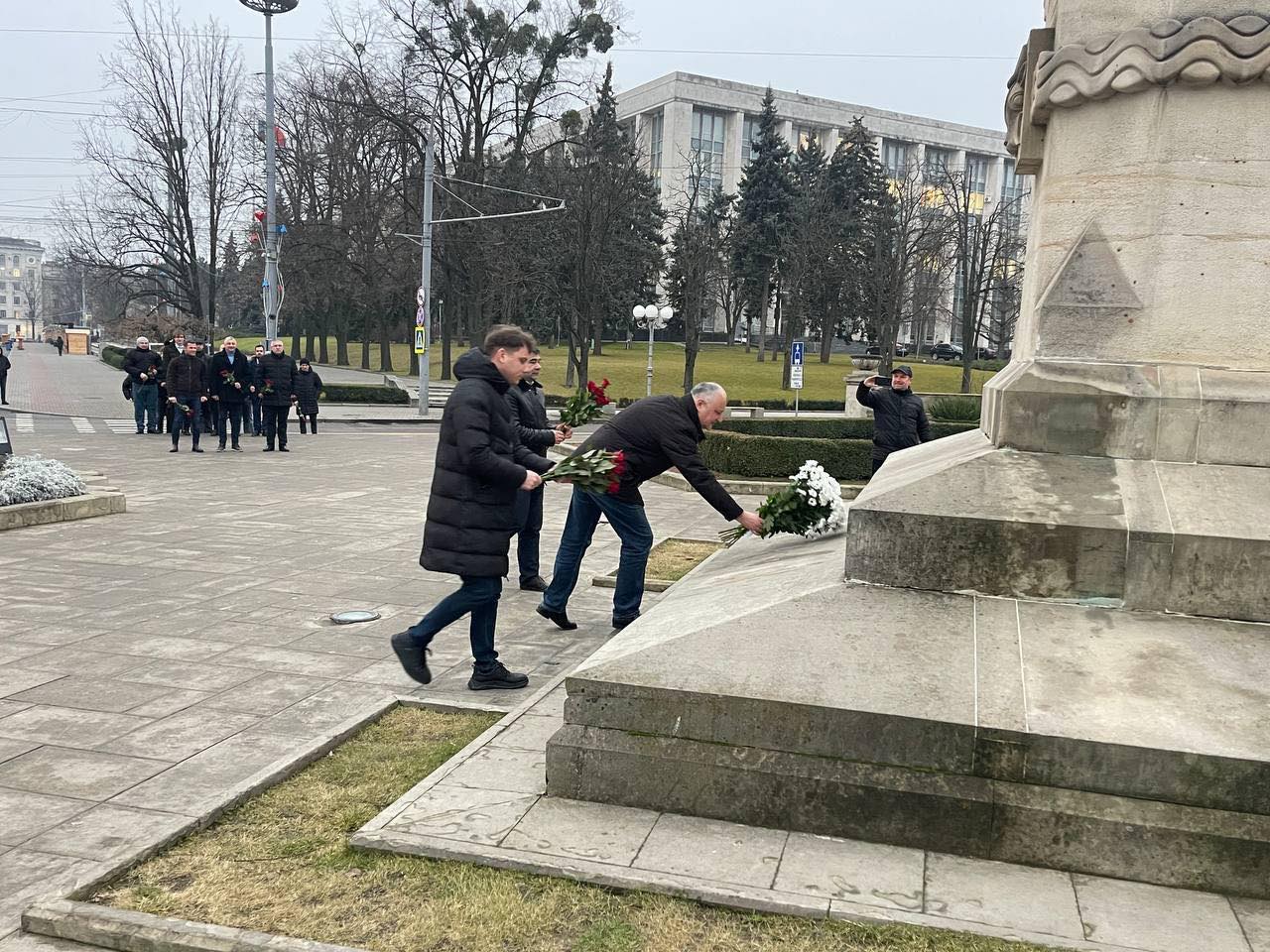 (FOTO) Dodon, alături de Federația de sportivi „Voievod”, a depus flori la monumentul lui Ștefan cel Mare