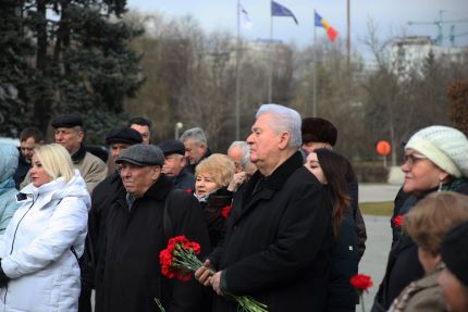 (ФОТО) В Кишиневе коммунисты возложили цветы к памятнику Ленину