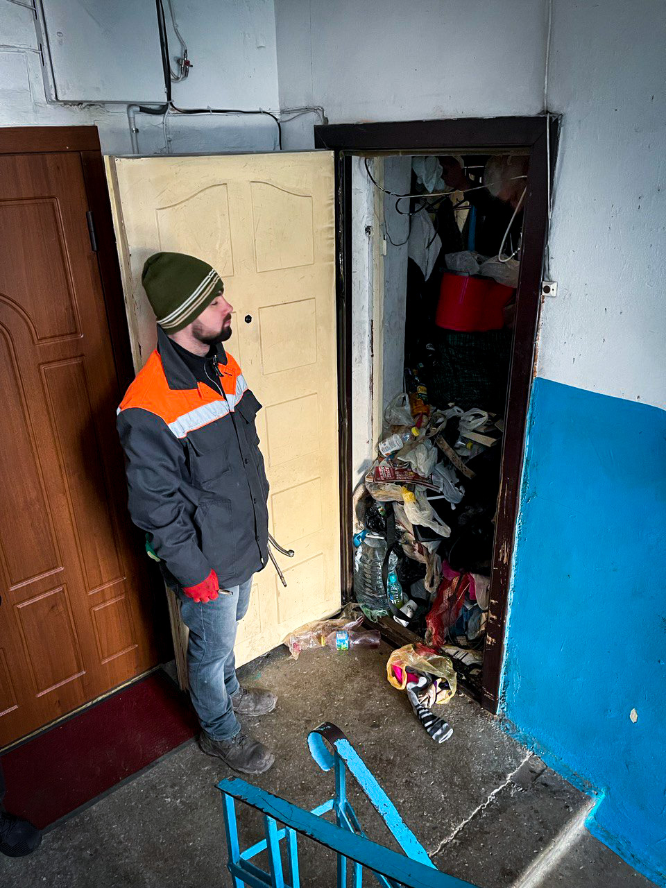 FOTO Cum un bărbat din Chișinău și-a umplut apartamentul cu gunoi: vecinii au alertat autoritățile