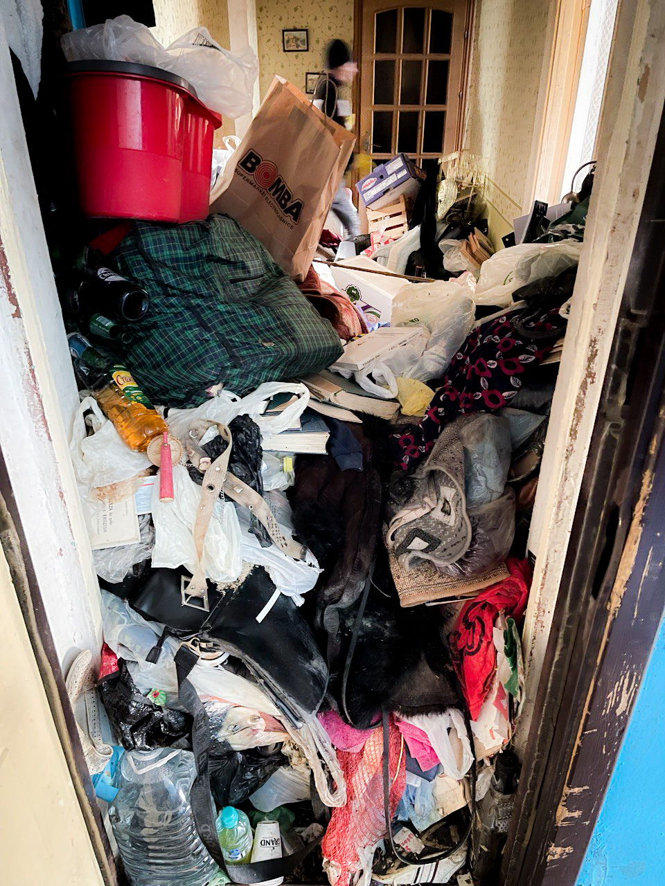 (ФОТО) В Кишиневе после жалоб соседей вскрыли заваленную мусором квартиру
