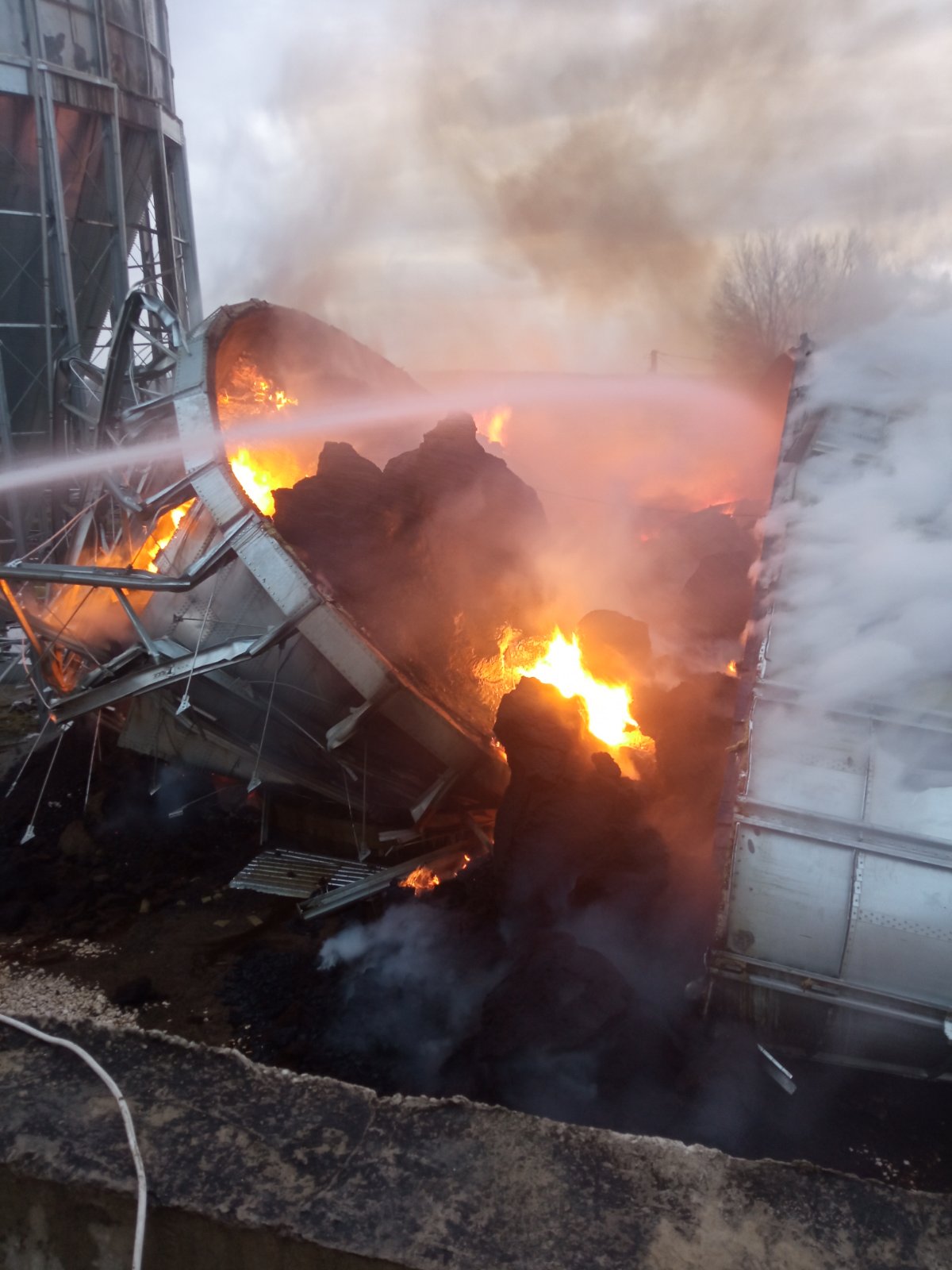 (ФОТО, ВИДЕО) Третьи сутки тушат пожар в Джурджулештском порту. Последние данные