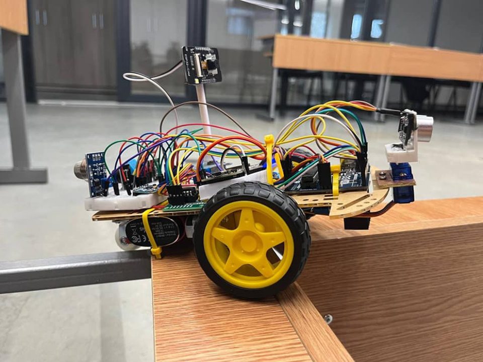 FOTO Robot înzestrat cu inteligență artificială. Creația a trei studenți din Moldova, sub îndrumarea profesorului lor 