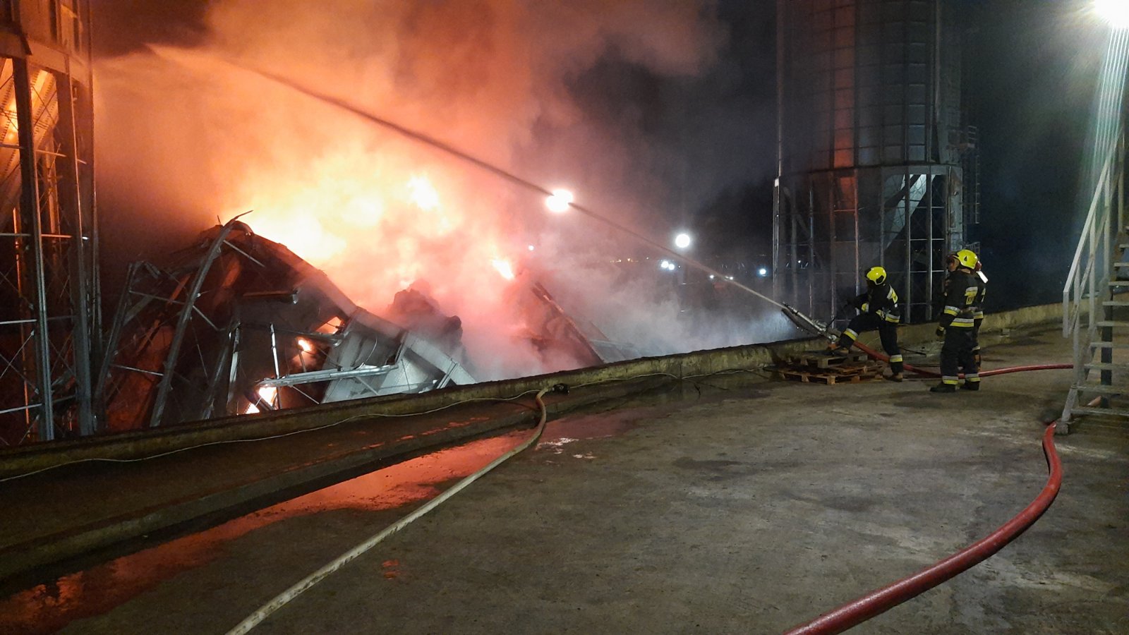 (ФОТО, ВИДЕО) Третьи сутки тушат пожар в Джурджулештском порту. Последние данные