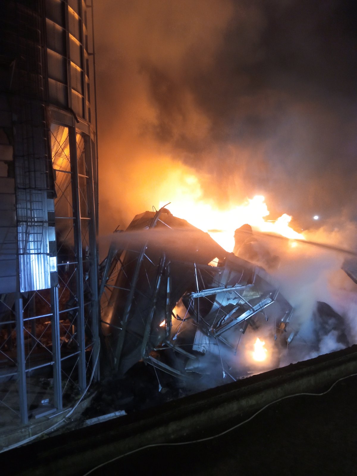 FOTO/VIDEO Pompierii au localizat flăcările la cel de-al doilea rezervor din Portul Giurgiulești. Precizările Trans-Oil