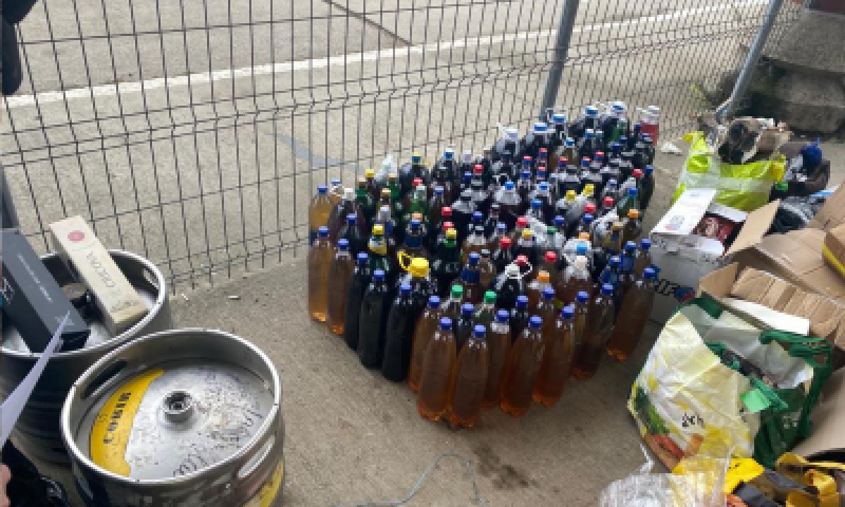 (VIDEO) Un grup de moldoveni a plecat în România cu peste o tonă de vin și coniac. Descoperirea polițiștilor din Iași