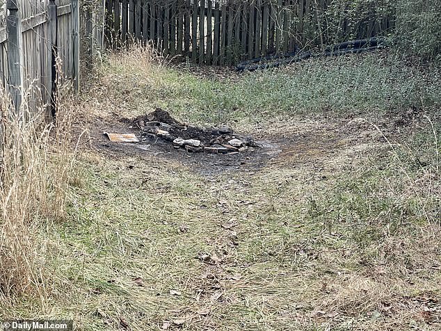 (FOTO) Rămășițele unui foc din curtea în care locuia Mădălina Cojocari, examinate de detectivi? Fetița, de negăsit după 6 săptămâni