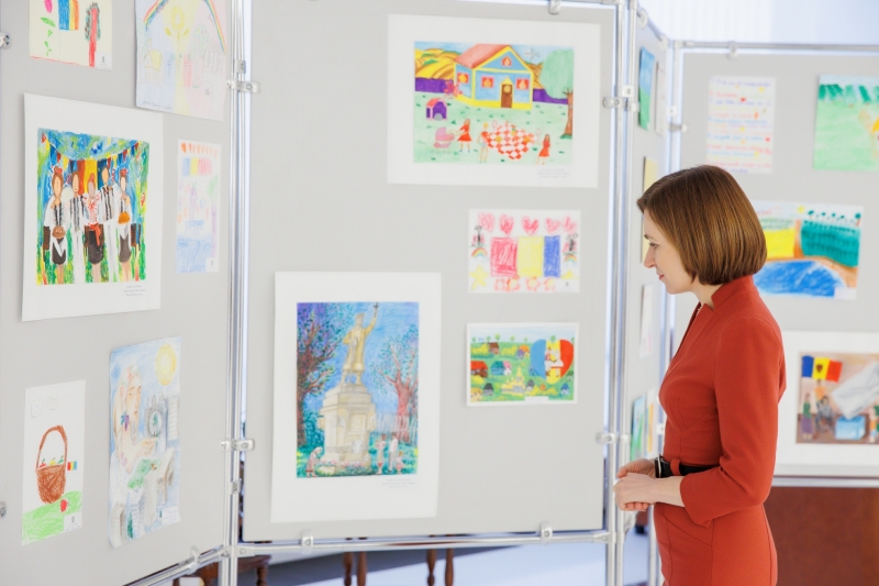 (ФОТО) В здании администрации президента проходит выставка детских рисунков