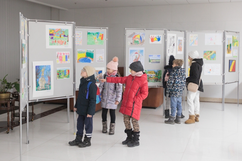 (ФОТО) В здании администрации президента проходит выставка детских рисунков