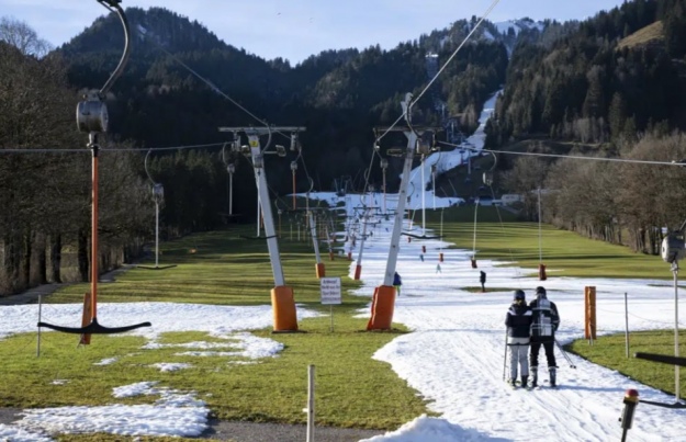(ФОТО) На горнолыжных курортах в Альпах не хватает снега из-за аномально теплой погоды
