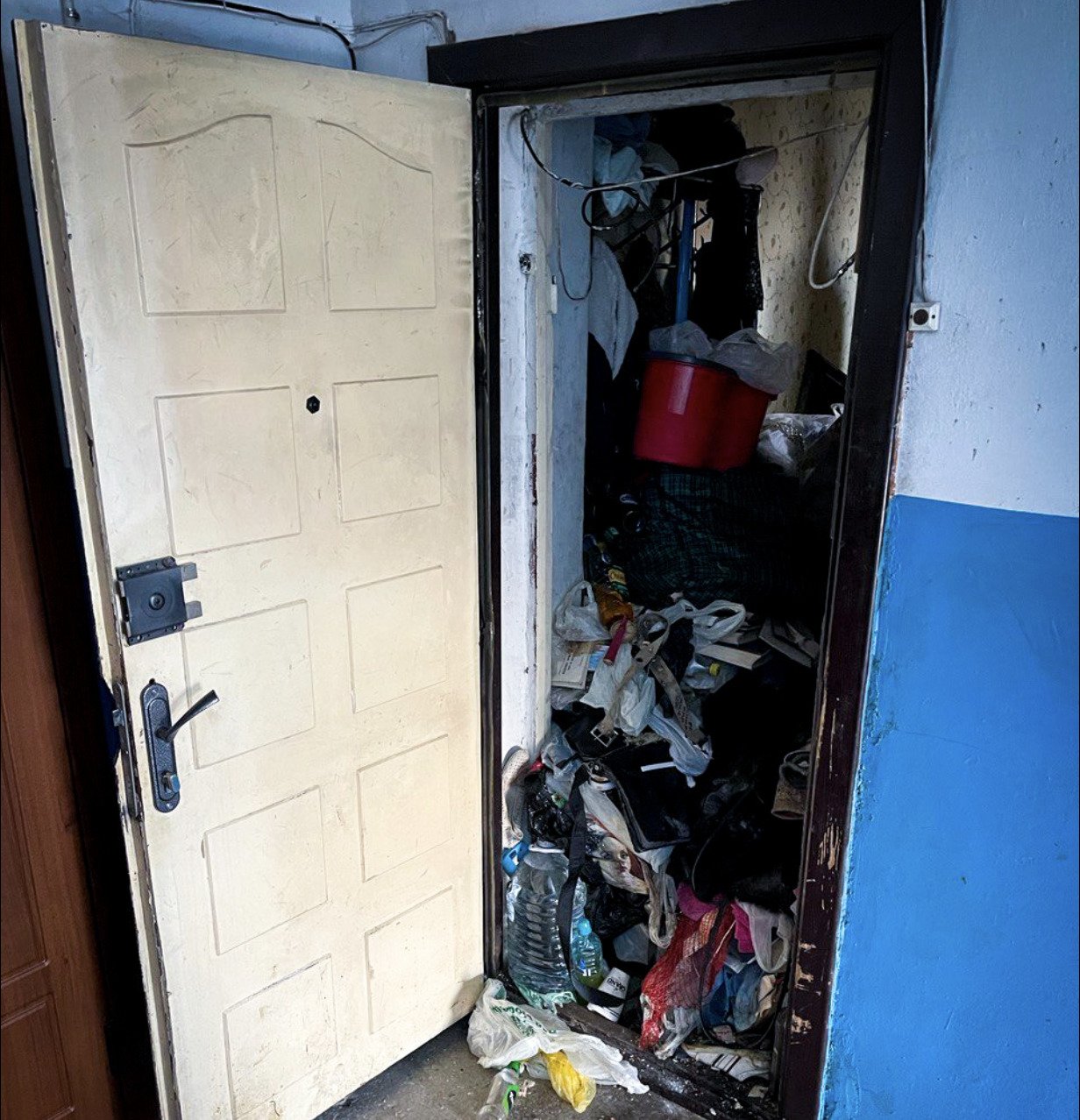 (ФОТО) В Кишиневе после жалоб соседей вскрыли заваленную мусором квартиру