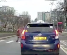 (VIDEO) O șoferiță, filmată cum taie calea unei femei și unui copil pe o trecere de pietoni. Ce pedeapsă a primit?