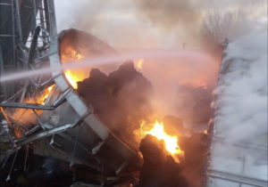 (ФОТО, ВИДЕО) Третьи сутки тушат пожар в Джурджулештском порту. Последние данные