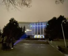 (FOTO) Pe clădirea Parlamentului din Moldova a fost proiectat mesajul „We Remember”