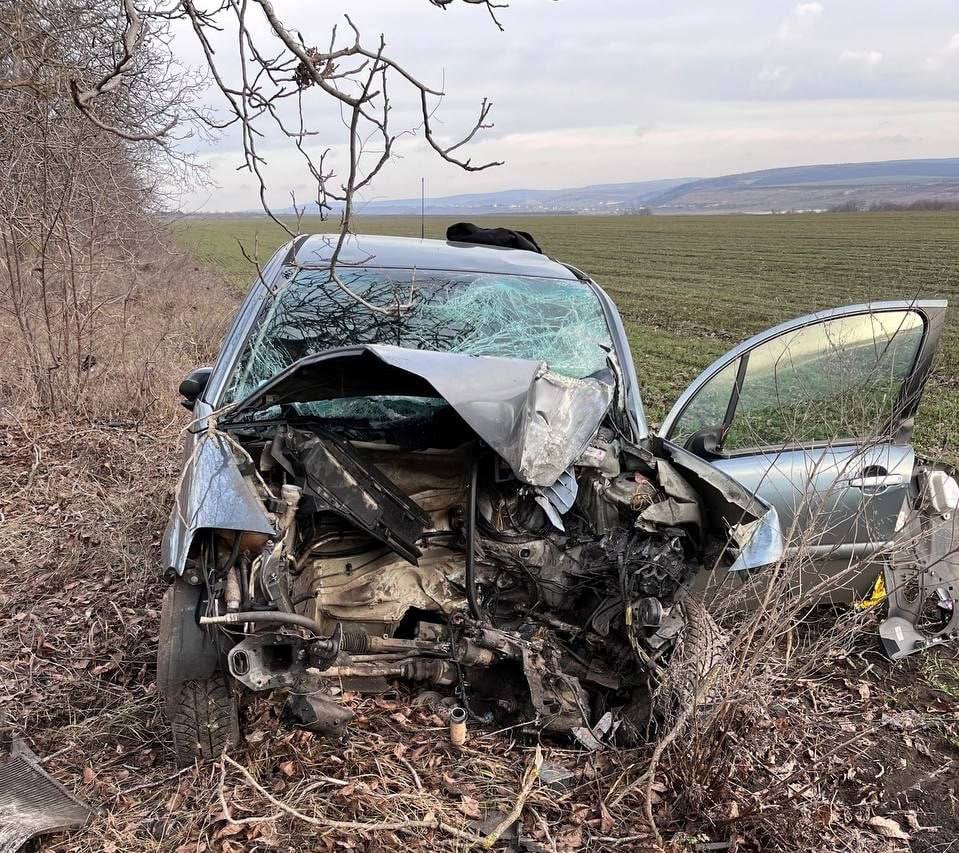 (FOTO) O șoferiță de 25 de ani a decedat la Hîncești: automobilul a derapat de pe traseu și s-a izbit într-un copac