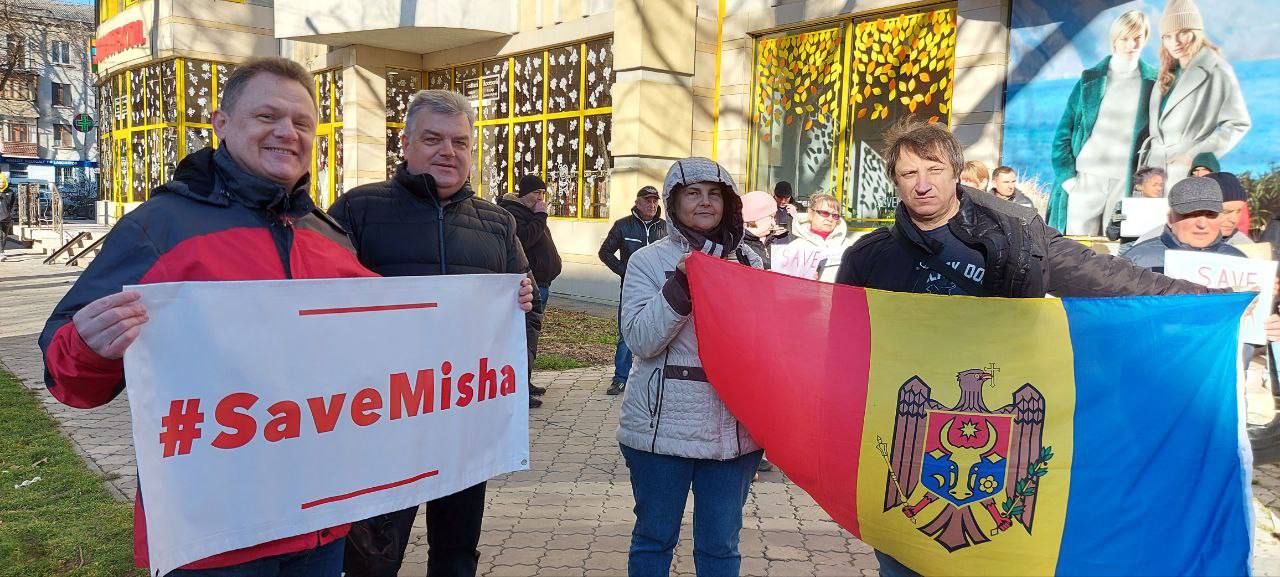 (ФОТО) В Кишиневе сторонники Саакашвили потребовали его освобождения. Акция прошла в десятках стран мира