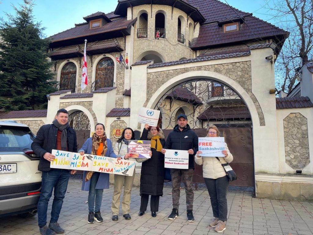 (FOTO) Moldovenii, îngrijorați pentru viața lui Mihail Saakașvili: Un grup de manifestanți a protestat în fața Ambasadei Georgiei de la Chișinău