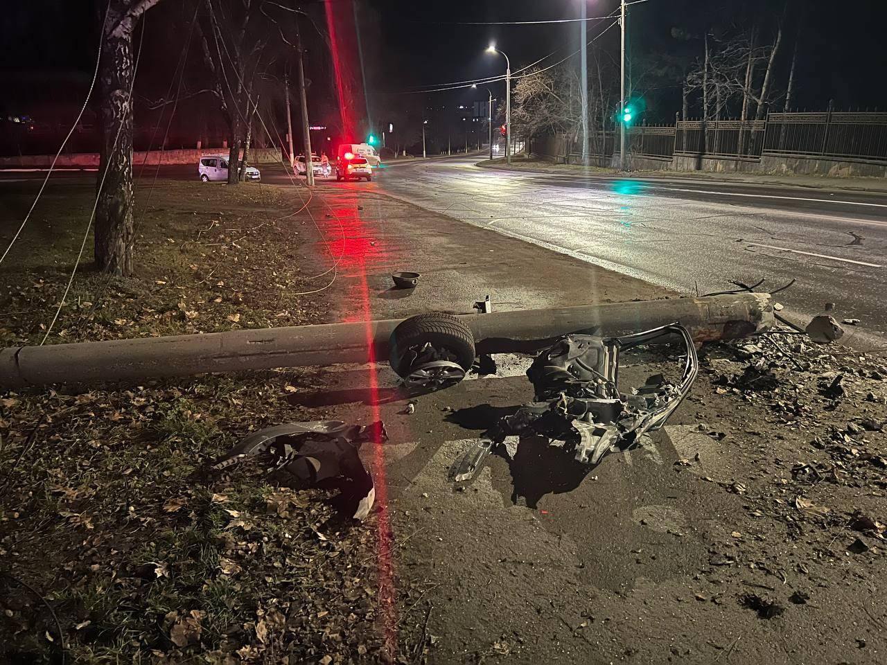 (ФОТО) В Кишиневе автомобиль врезался в столб. Водитель погиб