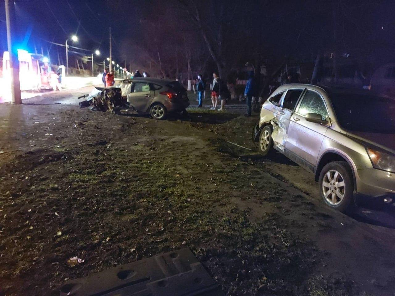 (ФОТО) В Кишиневе автомобиль врезался в столб. Водитель погиб