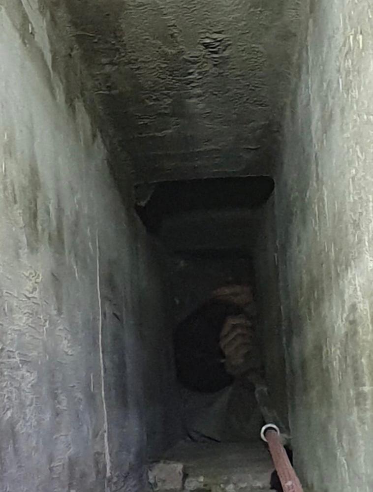 (ФОТО) Мужчина застрял в вентиляционном канале дома на Чеканах. Спасателям пришлось ломать стену
