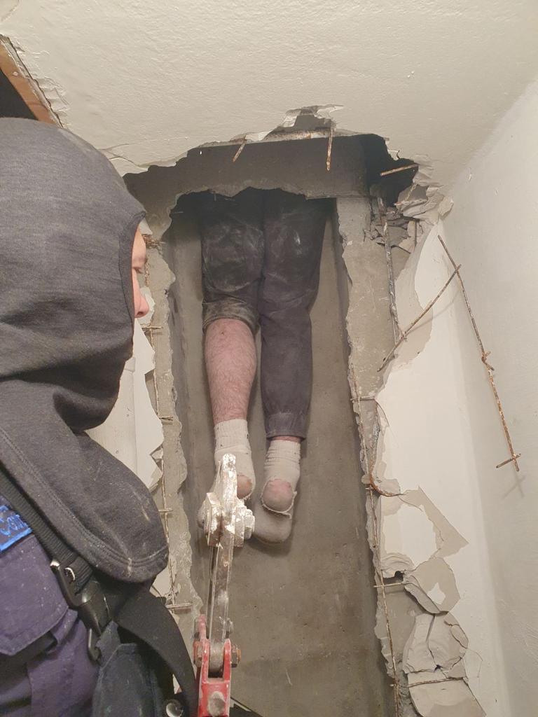 (ФОТО) Мужчина застрял в вентиляционном канале дома на Чеканах. Спасателям пришлось ломать стену