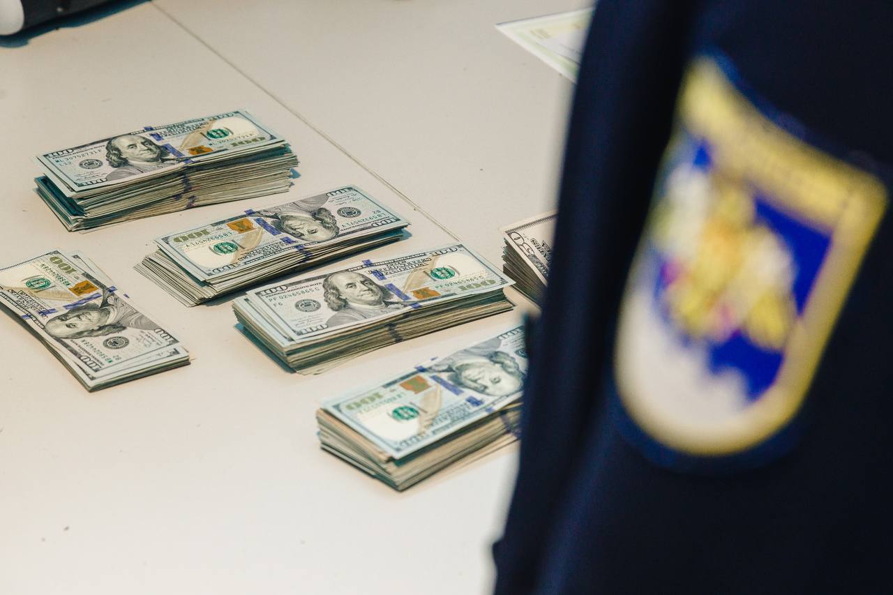 FOTO Un străin a rămas fără $100 mii la intrarea în Republica Moldova. Ce spun vameșii 