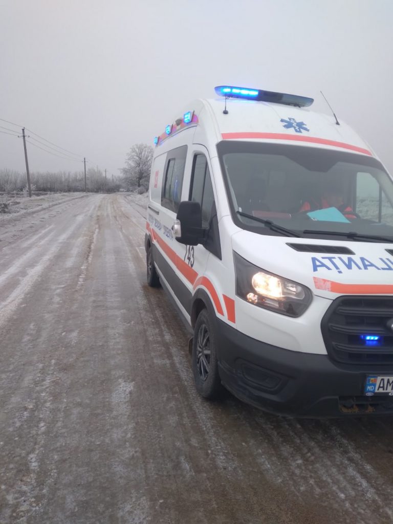 Trei ambulanțe au rămas blocate pe trasee din cauza poleiului la Șoldănești, Hâncești și Florești