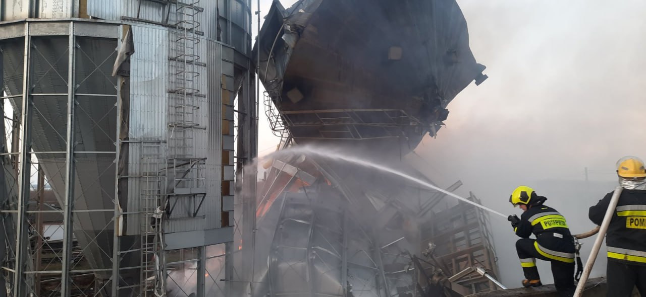 (ФОТО) В Джурджулештском порту загорелся и обрушился резервуар с 1000 тоннами шрота подсолнечника