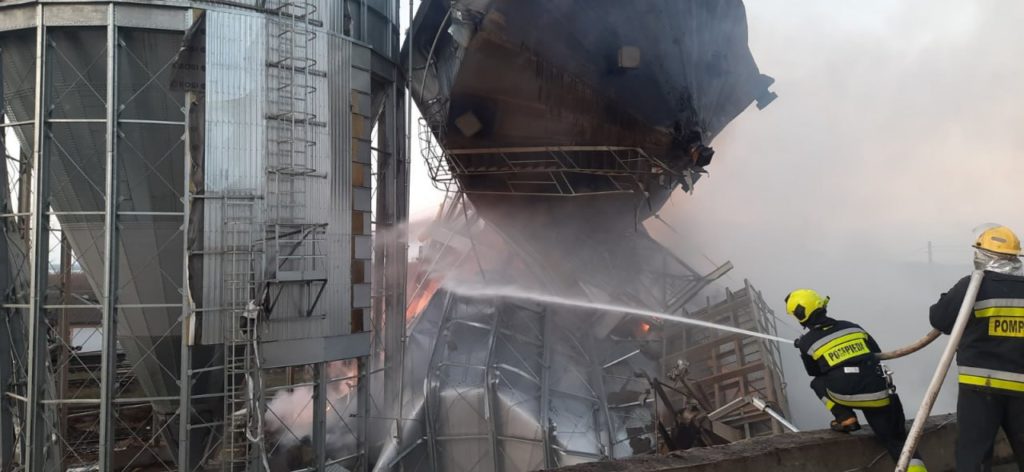 (FOTO) Un rezervor cu peste 1000 tone de cereale din Portul Giurgiulești s-a prăbușit și a luat foc