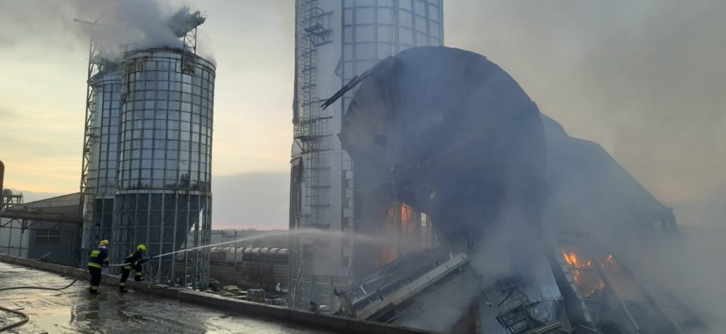 (FOTO) Un rezervor cu peste 1000 tone de cereale din Portul Giurgiulești s-a prăbușit și a luat foc