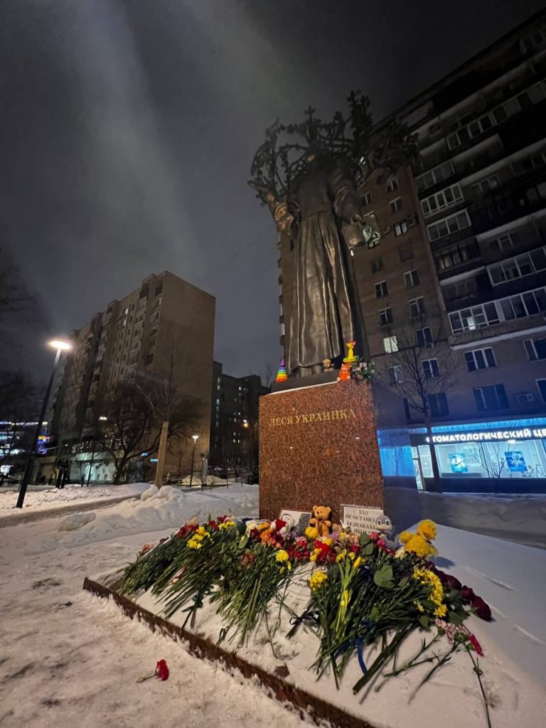 (VIDEO) La Moscova a fost improvizat un memorial pentru victimele din Dnipro. „Activiștii” au chemat poliția, care a început reținerile