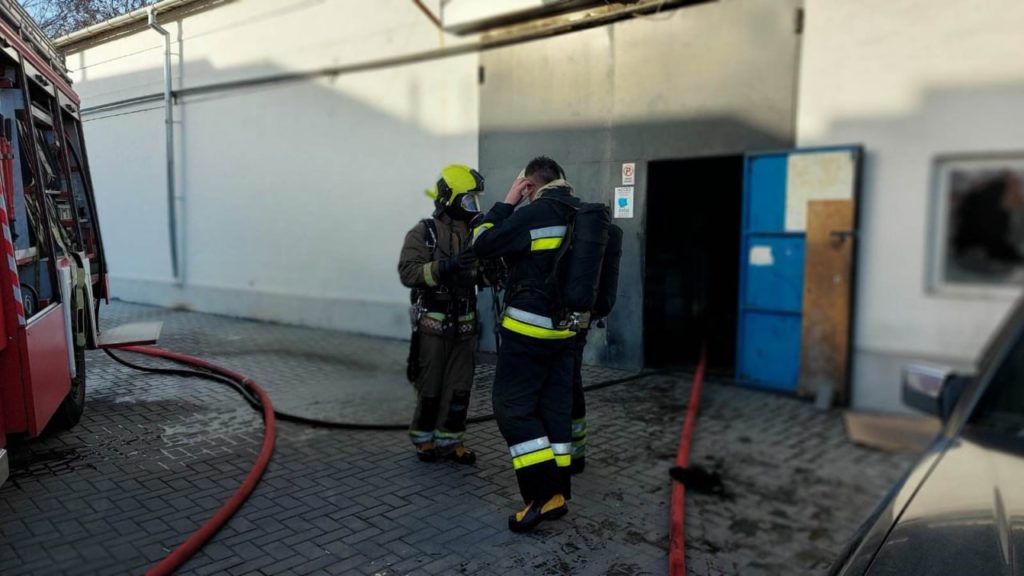 (FOTO) Un depozit de ambalare a sticlelor cu apă minerală a luat foc în Chișinău