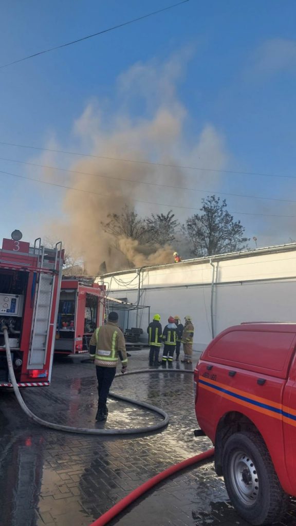 (FOTO) Un depozit de ambalare a sticlelor cu apă minerală a luat foc în Chișinău
