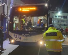 (FOTO) Troleibuzele, autobuzele și taxiurile din Chișinău s-au umplut de polițiști. Șase șoferi au rămas fără permis de conducere