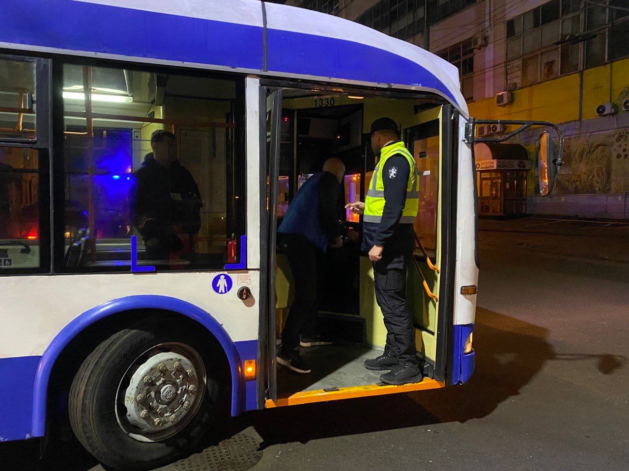 (FOTO) Troleibuzele, autobuzele și taxiurile din Chișinău s-au umplut de polițiști. Șase șoferi au rămas fără permis de conducere