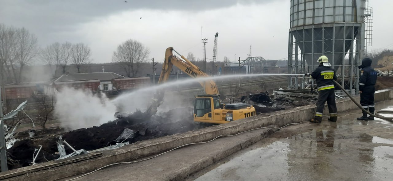 (ФОТО) Четвертые сутки тушат пожар в Джурджулештском порту. Работу Danube Oil Company, владеющей загоревшимся элеватором, приостановили