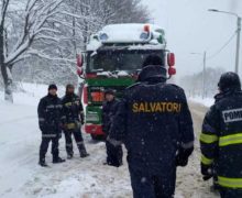 (ФОТО) На юге Молдовы из-за снегопада застряли 11 грузовиков и машина скорой помощи