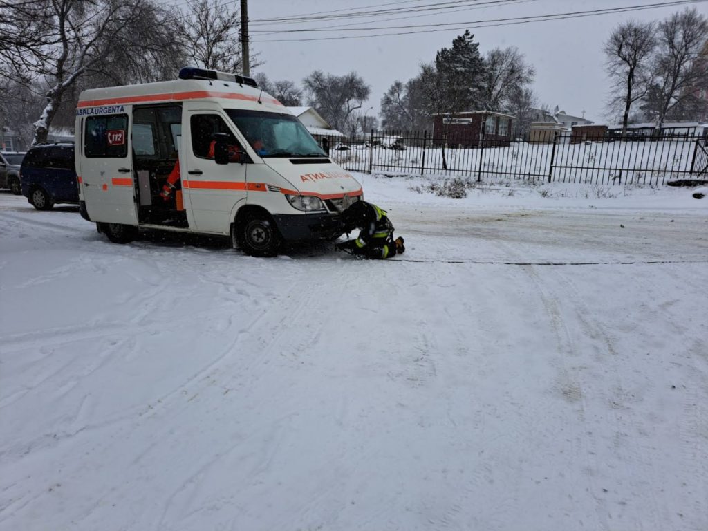 (FOTO) O ambulanță și 11 tiruri au avut nevoie de ajutorul salvatorilor, după ce au rămas blocate în zăpadă