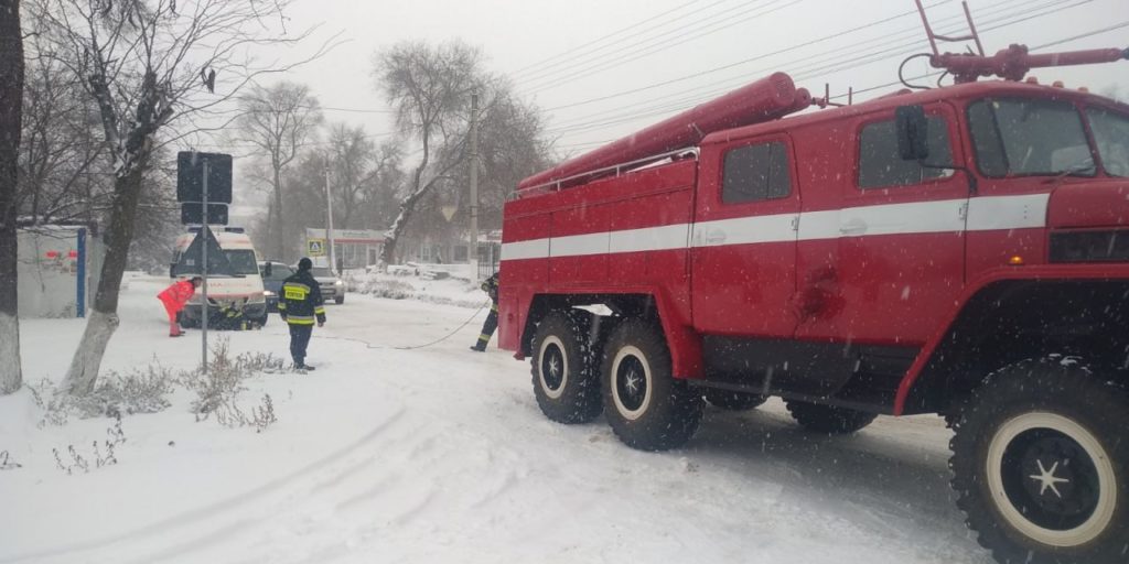(FOTO) O ambulanță și 11 tiruri au avut nevoie de ajutorul salvatorilor, după ce au rămas blocate în zăpadă