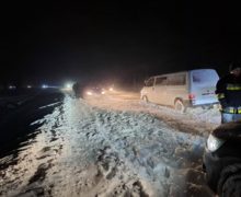 (ВИДЕО, ФОТО) За последние сутки из-за снегопада на дорогах Молдовы застряли более 50 автомобилей