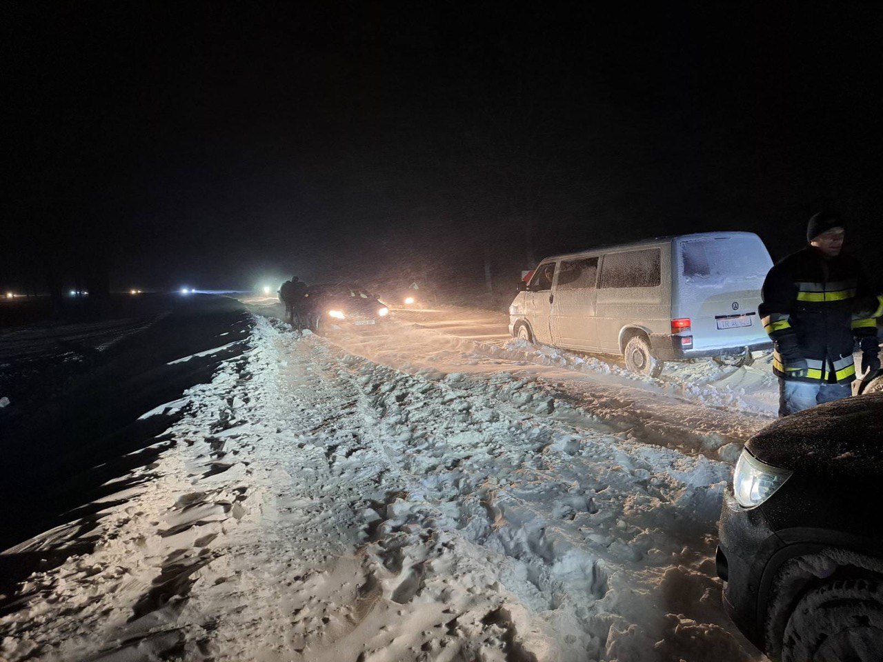 FOTO/VIDEO Blocați în zăpadă, pe traseele din Moldova: zeci de persoane au cerut ajutorul salvatorilor