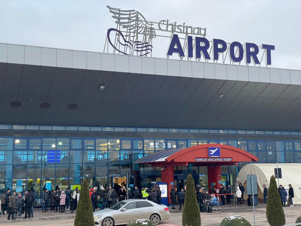 FOTO/VIDEO Pasagerii și personalul Aeroportului Chișinău - evacuați: salvatorii au organizat un exercițiu de testare 