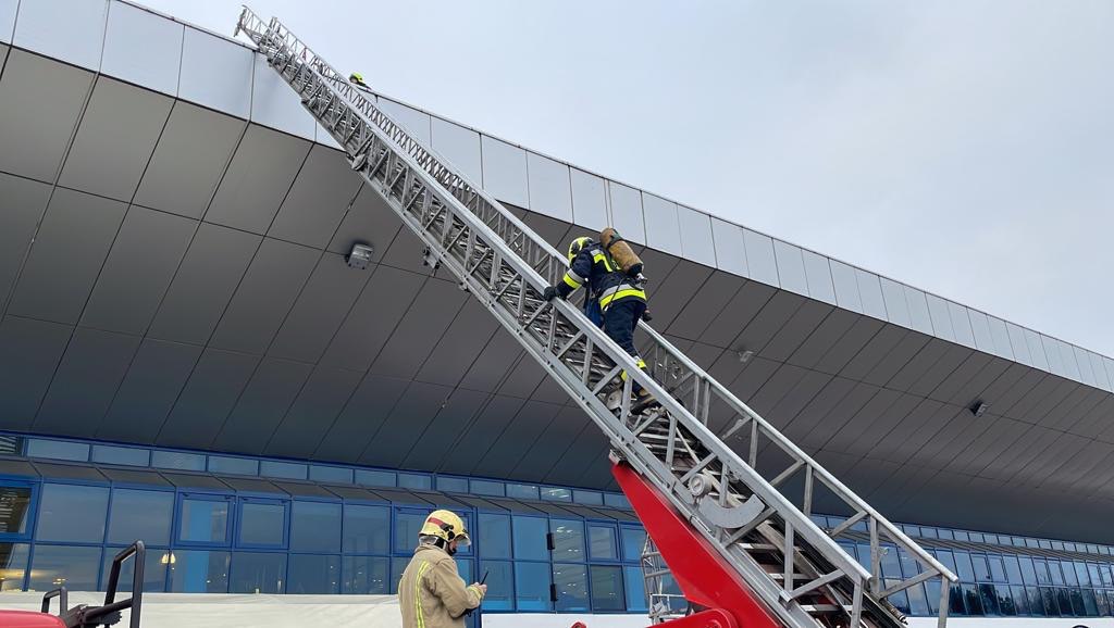 FOTO/VIDEO Pasagerii și personalul Aeroportului Chișinău - evacuați: salvatorii au organizat un exercițiu de testare 